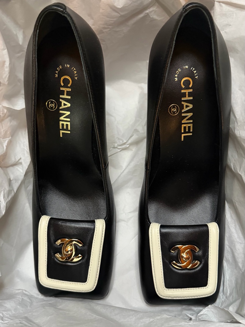 CHANEL 26S Black & Ivory Leather Turnlock Lady  Square Toe Heels Pumps Size 38.5 - Picture 2 of 5